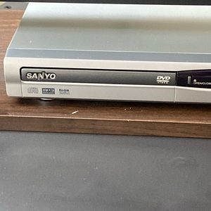 Sanyo. DVD player with remote